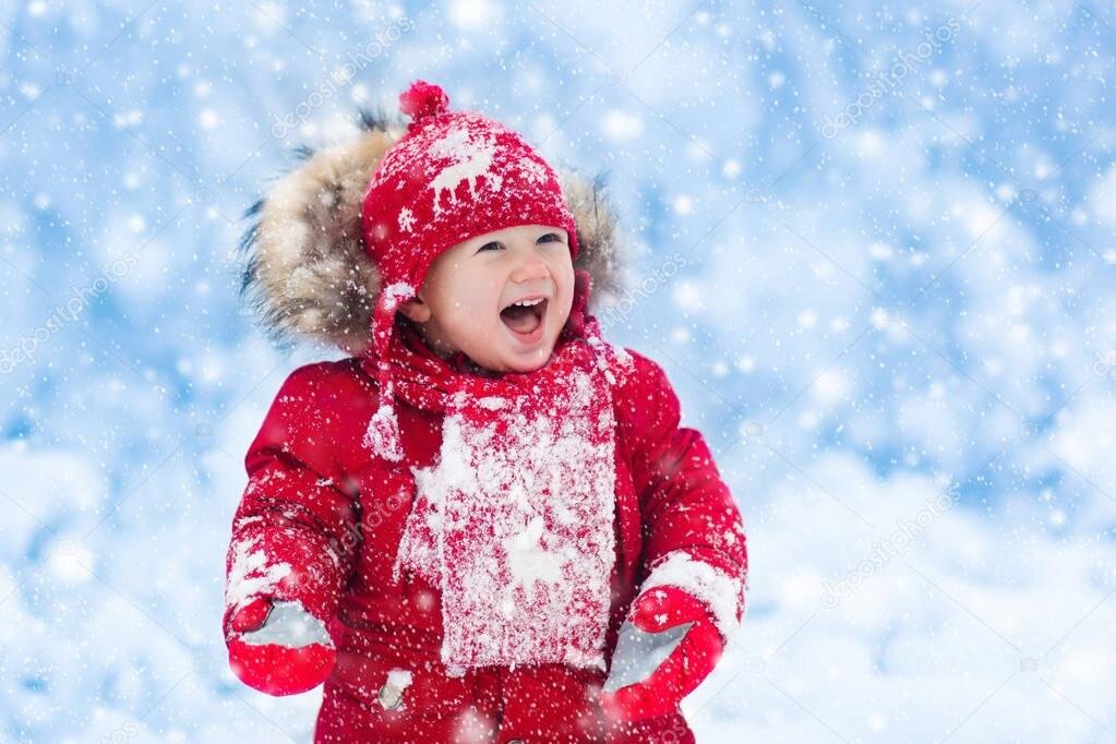 Источник: https://st3.depositphotos.com/3243153/13021/i/950/depositphotos_130215984-stock-photo-baby-playing-with-snow-in.jpg