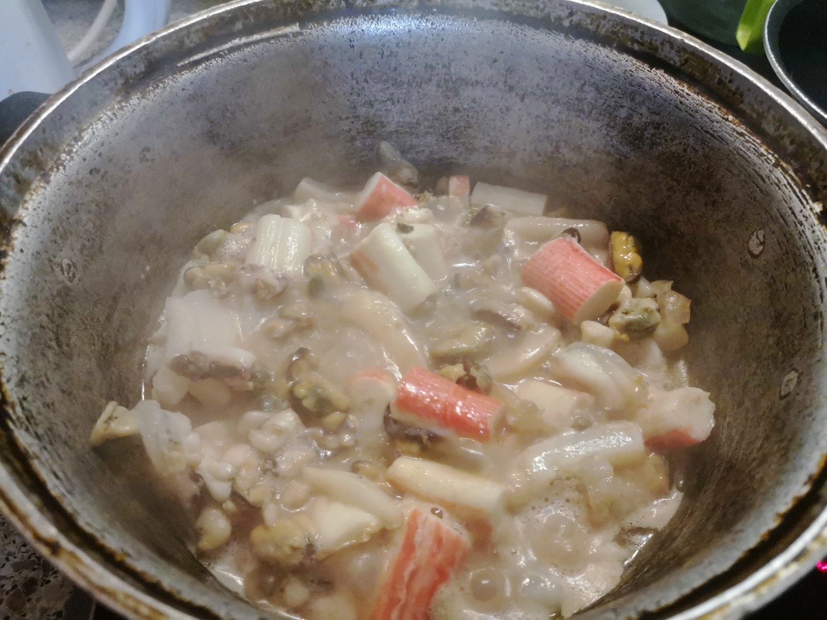 Разогреваем в казане масло. В разогретое масло добавляем морской коктейль. Обжариваем.