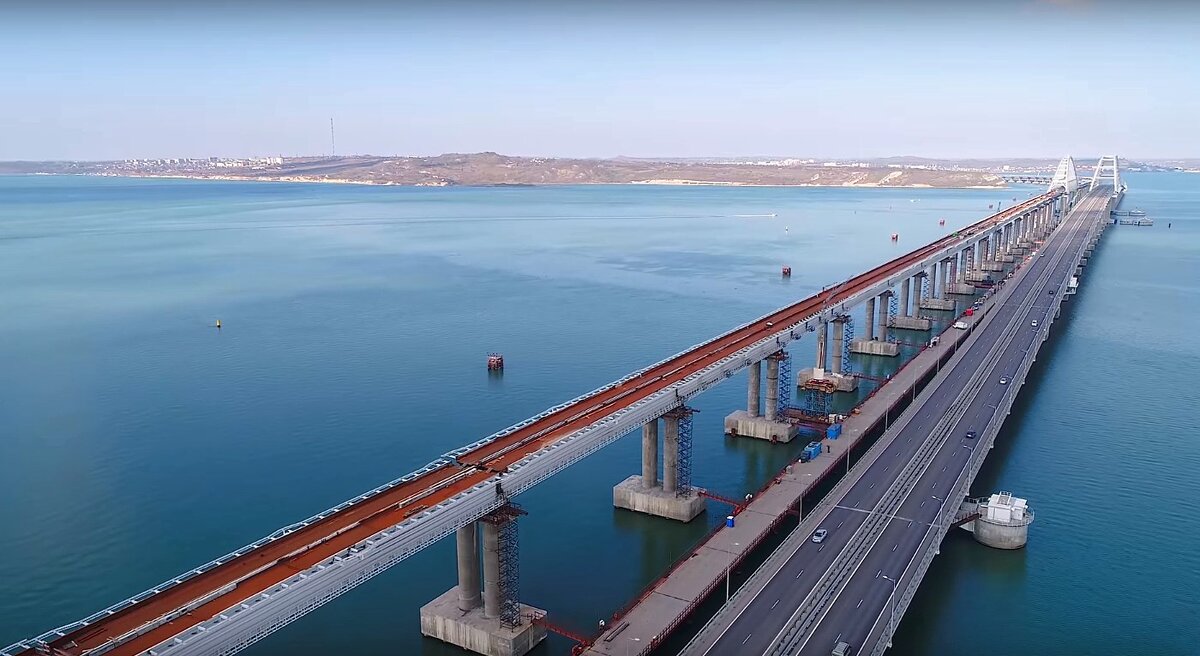 Керченский пролив железная дорога. Керченский мост поезд. Поезд в крым. Мост. Крымский мост через керченский пролив.