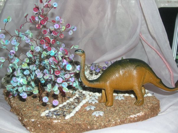 Динозавр обедает - это поделка 3х летнего внука.