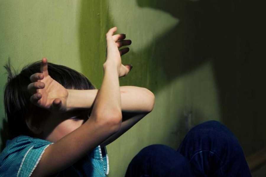 Насильник несовершеннолетний. Насилие маленький девочки. Отчим связал. Физическое насилие в семье. Насилие над несовершеннолетними.