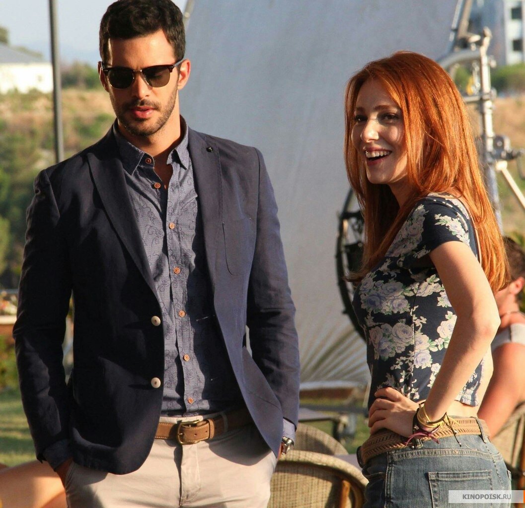 Омер (Барыш Ардуч) и Дефне (Эльчин Сангу).