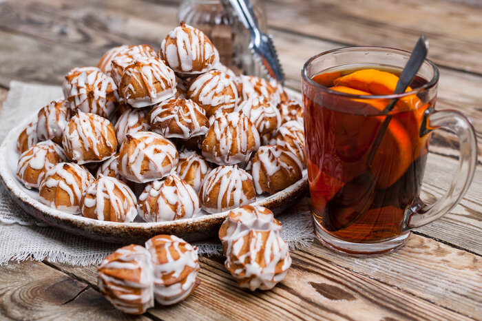 Профитроли наполняем начинкой на свой вкус, сверху можно полить шоколадом (черным, белым).Приятного вам апетита!!!
 