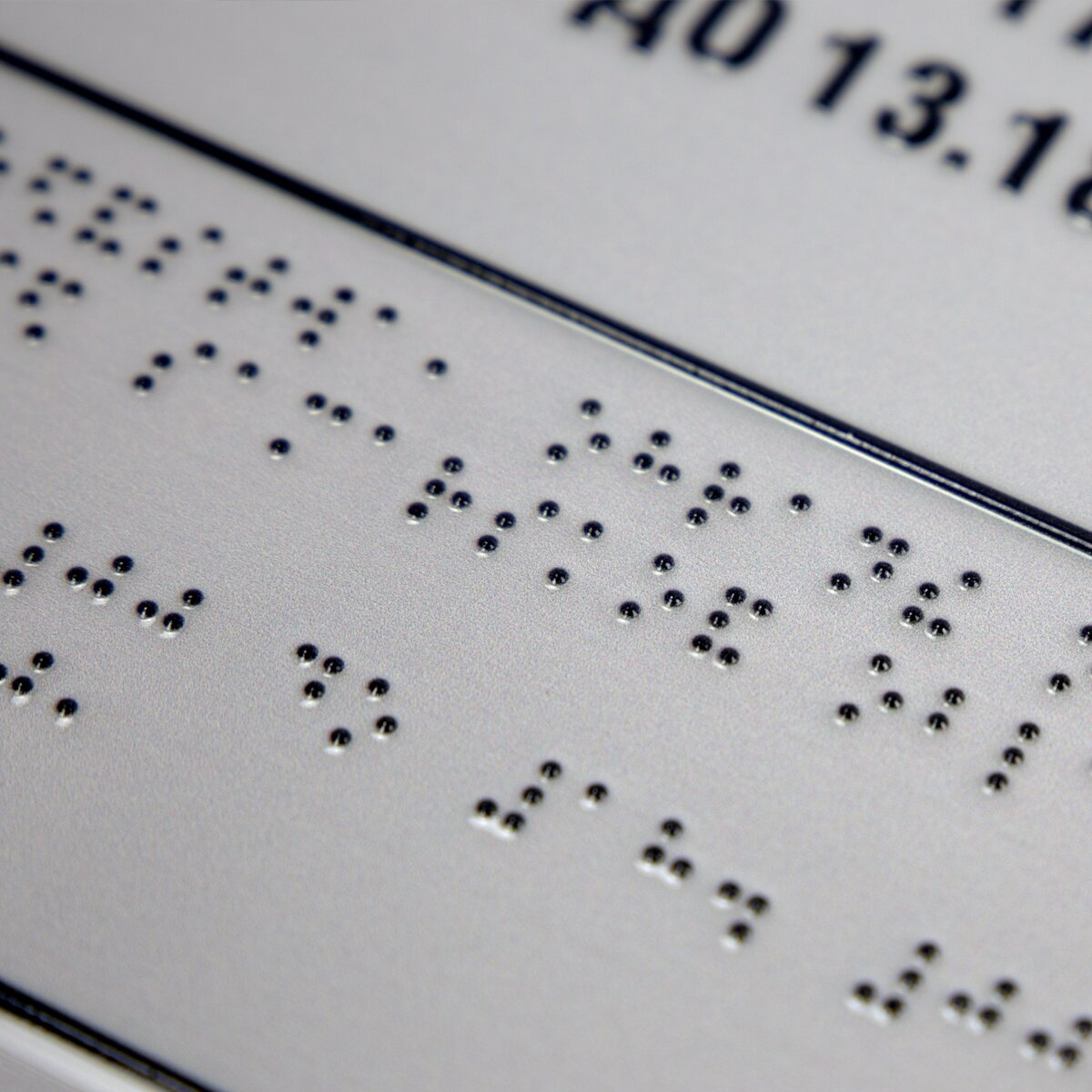 Пример таблички с шрифтом Брайля.