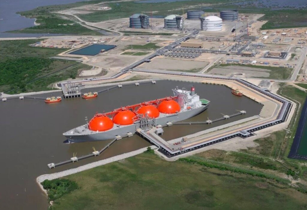 Ради усиления конкуренции Америка должна быть среди поставщиков на европейском рынке газа, заявил помощник госсекретаря США по энергетическим ресурсам Фрэнк Фэннон. Это заявление, во-первых, очень напоминает слова Джеймса Булларда о том, что американцев никак нельзя обвинить в протекционизме. Во-вторых, это может быть заочной полемикой с министром энергетики России Александром Новаком.