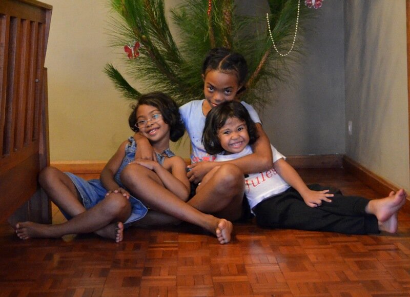 2. Сестры (кузины). Пенюэлла, Лойола и Ранца. Ванюшу обожают - белый брат на расхват!

