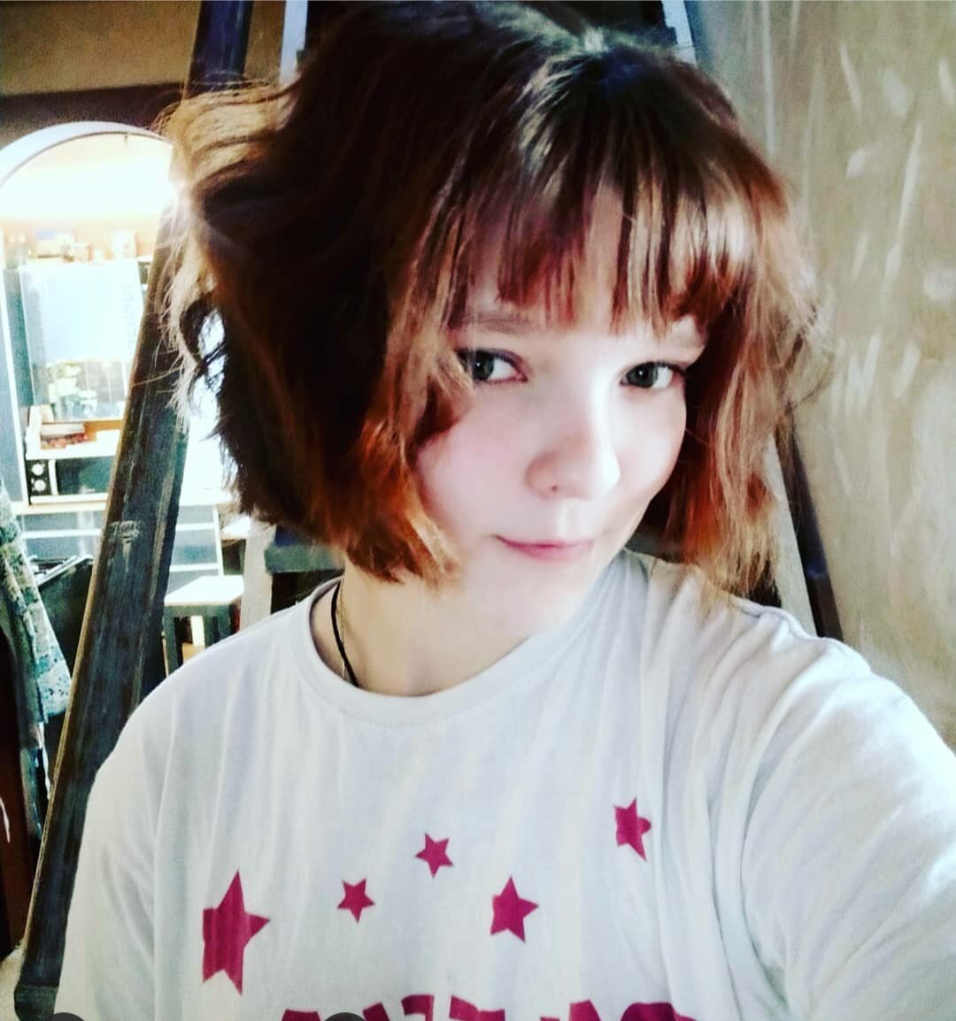 -Мама, я поняла!!! Я хочу челку! Сейчас хочу, можешь подстричь?
⠀
Снося все на своем пути, Лиза залетела на кухню. Все ее лицо закрывали приди волос...
- Смотри как круто!!!
Без слов переглянувшись, мы с мужем, поняли друг друга без слов...
-Ну да, красиво... Четверть закончишь, пойдем в парикмахерскую...
⠀
-Нет Мам, я хочу сейчас, очень хочу....
⠀
-Подстреги, а то опять сама себе отчикрыжит, заговорчески прошептал муж на ухо...
⠀
Вспоминаю последнюю ситуацию с прической, в тот раз все именно так и начиналось, дочь подбирала волосы в водолазку и они выглядели как будто каре, восхищенно крутилась перед зеркалом, потом бежала ко мне с восторженными возгласами, просьбами подстричь.... А я отвечала как и сегодня..."Четверть закончишь, пойдем в парикмахерскую"
⠀
Нет уж, пусть я сама это сделаю и останусь в памяти дочери отзывчивой, заботливой мамой....
⠀
- Иди, мочи волосы, неси расческу, красоту будем наводить....
Вроде угодила😁
⠀
#СтаршаяДочка
#Жизнь_Иванасиков
#МногодетнаяСемья