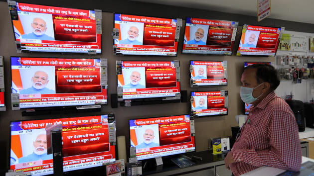 Премьер-министр Индии Нарендра Моди отображается на экранах в магазине электроники во время своего обращения к народу в Нью-Дели, Индия, в четверг, 19 марта 2020 года. Т. Нараян | Блумберг | Getty Images