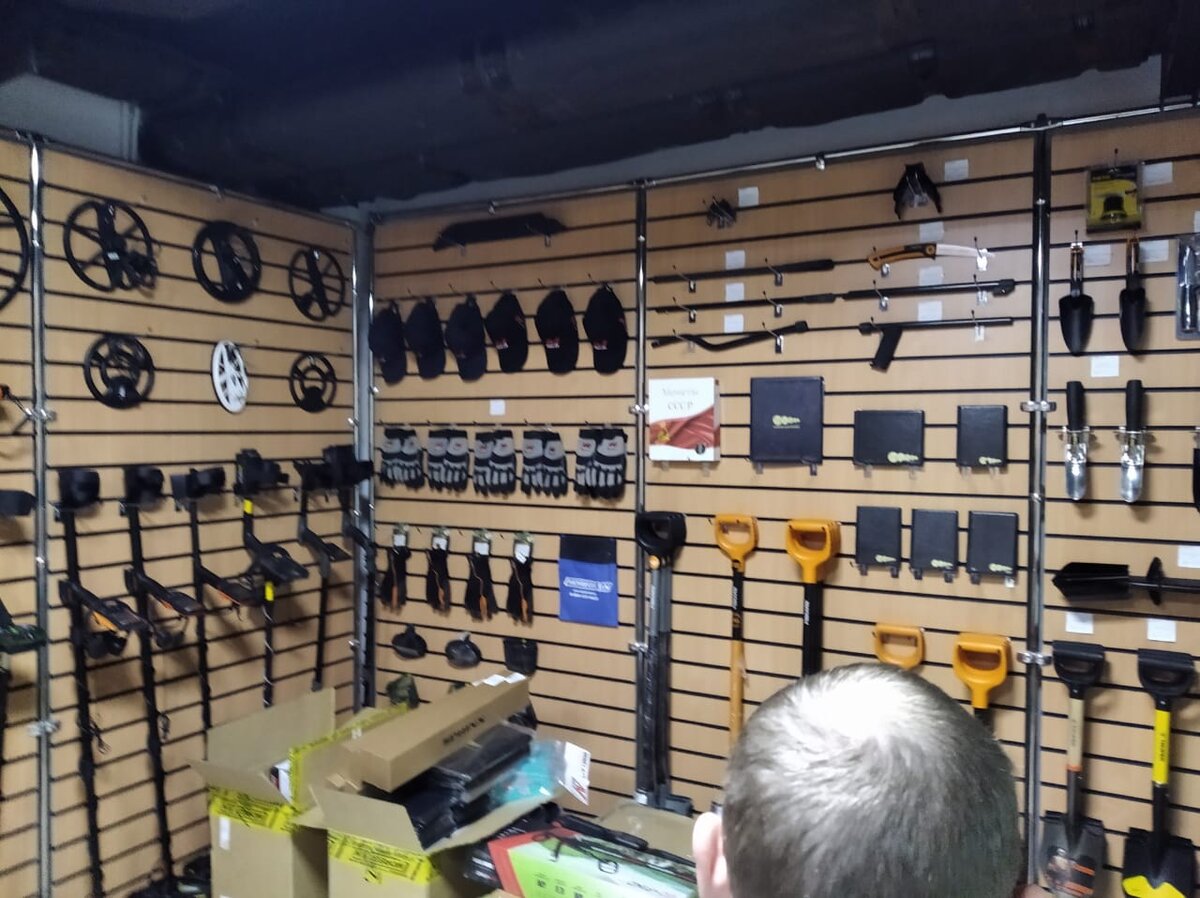 В магазине.