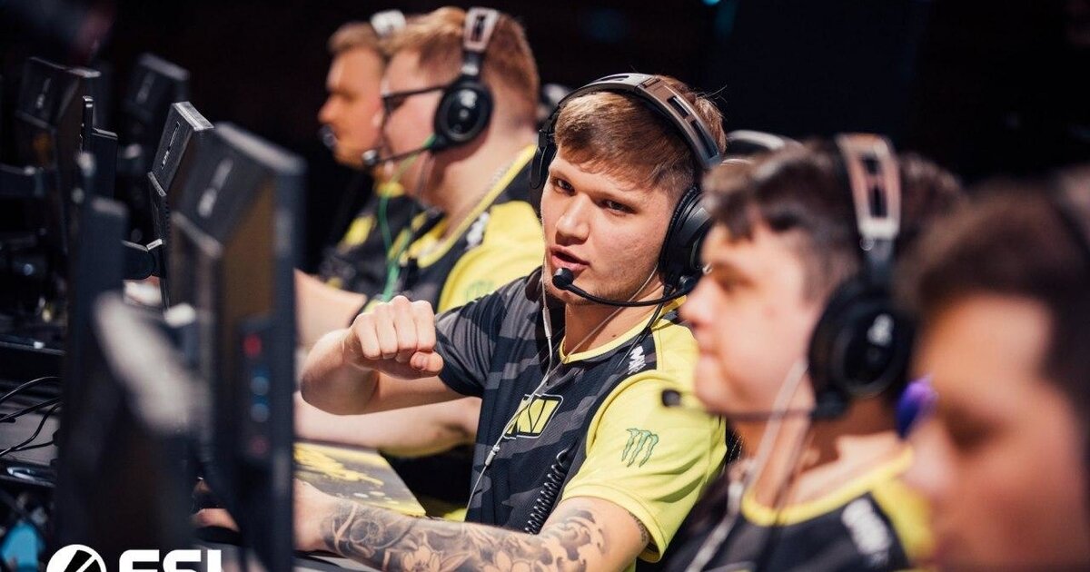 На фото самый титулованый игрок СНГ по CS GO Александр "S1mpleo" Костылев, за всю карьеру он заработал более 560 тыс. долларов(он сам рассказал об это в интервью телеканалу Матч ТВ)