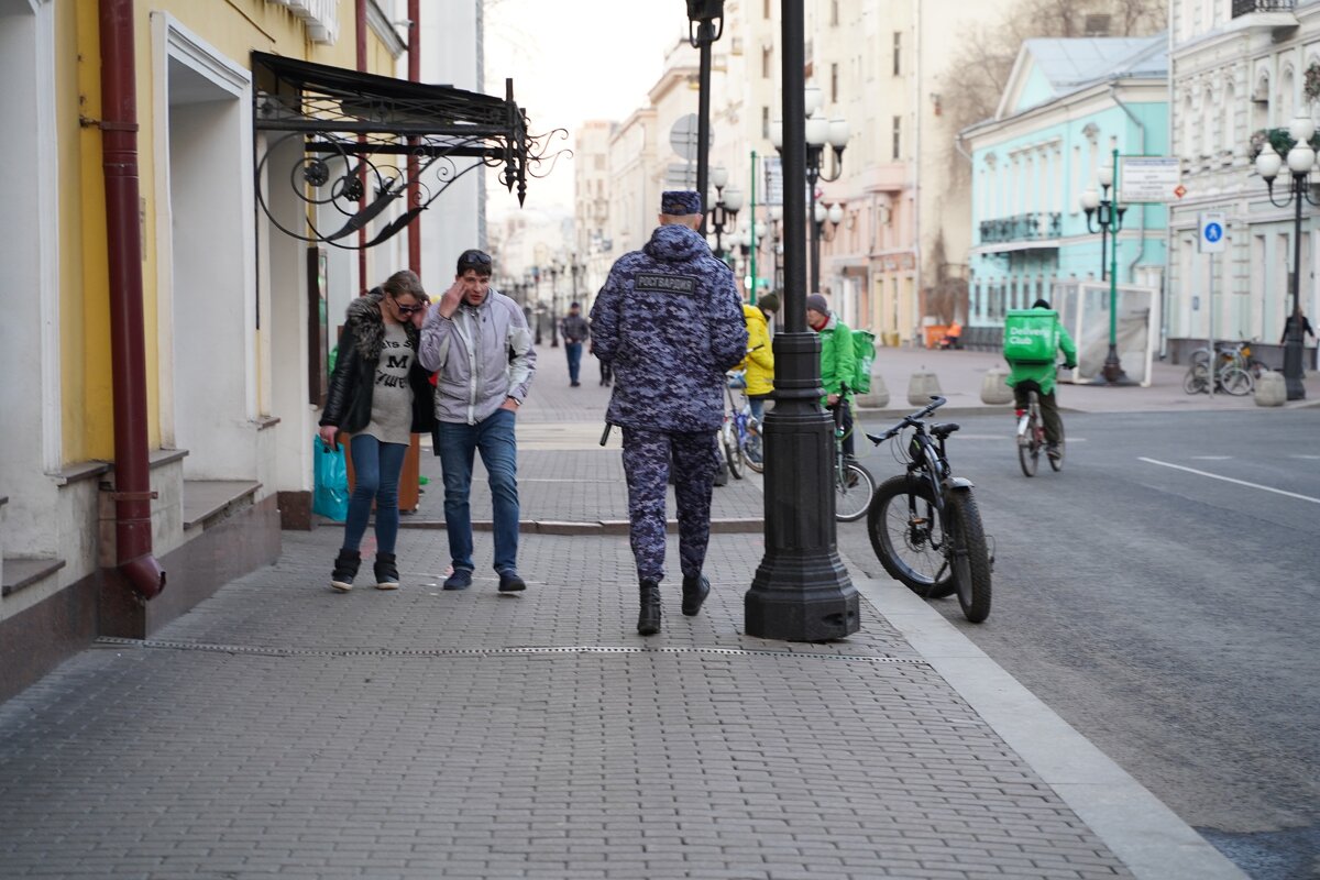 Курьеры правят балом, Росгвардия патрулирует