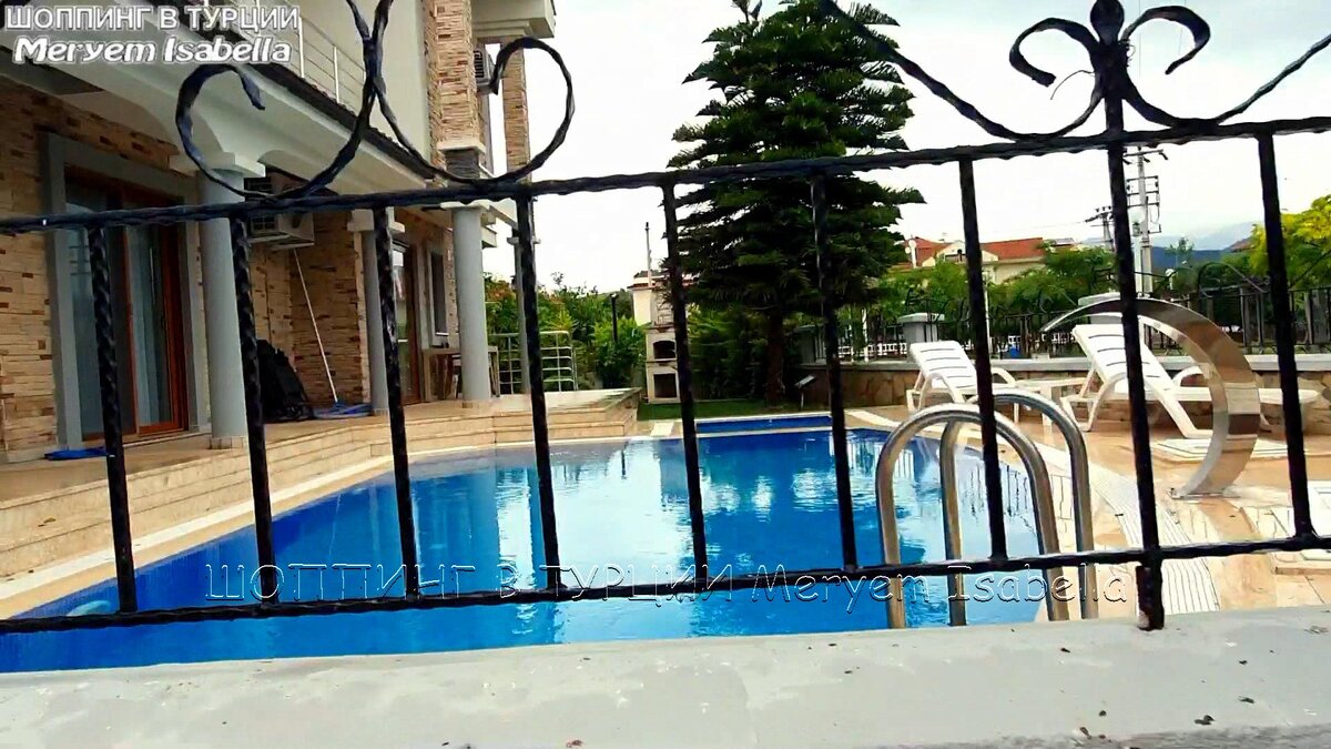 Ещё нашла комплекс вилл, даже ближе к пляжу. Территория-конфетка!