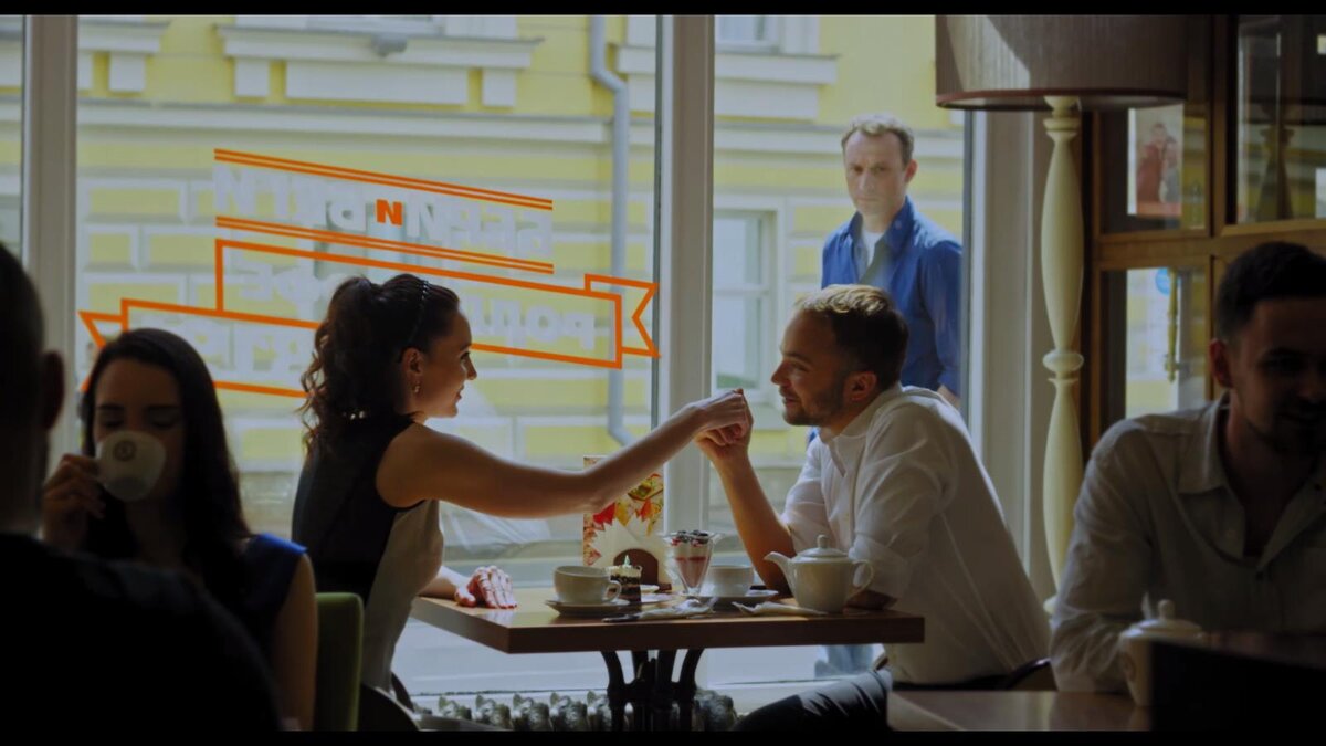 Кадр из фильма "Я любить тебя буду, можно?" (2017) Мария Ефремова, Андрей Чадов и Анатолий Белый 