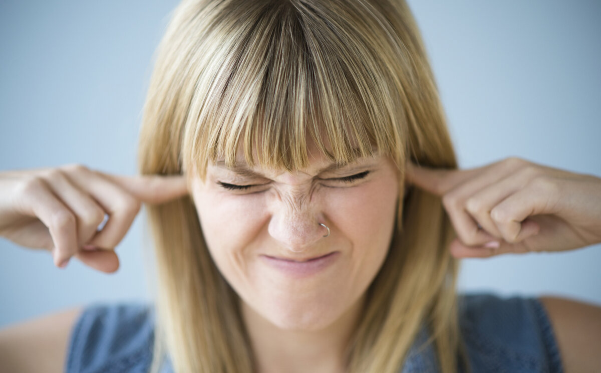 Потеря слуха на одно ухо: причины, способы лечения и компенсации