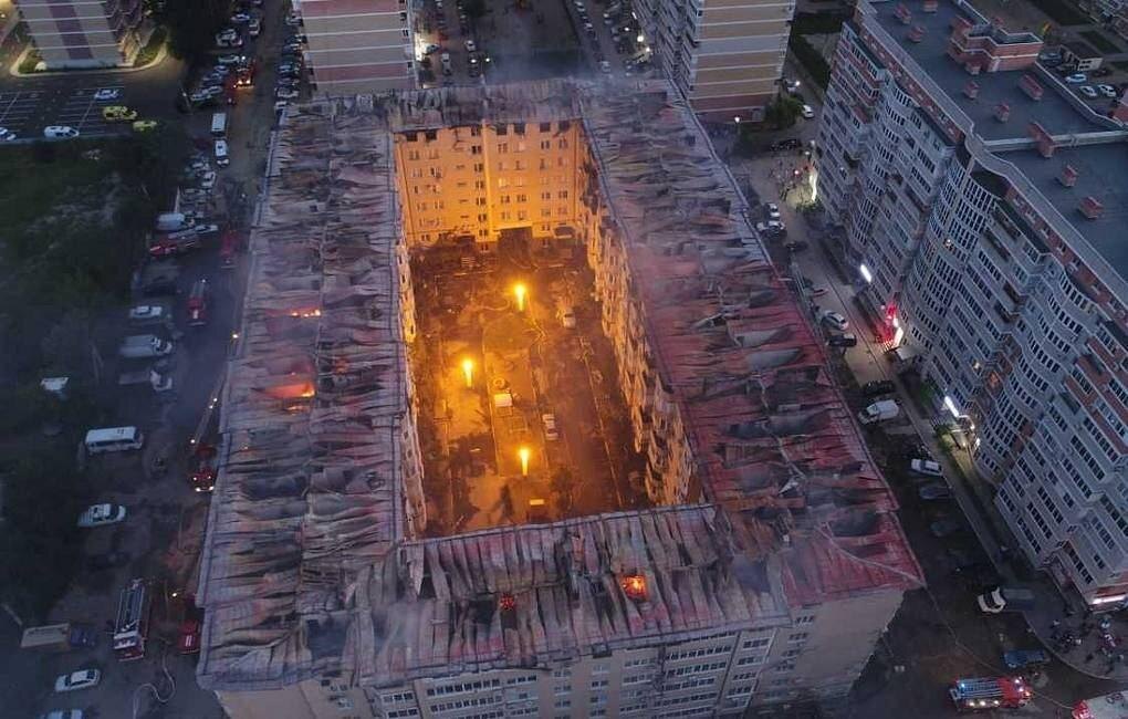 Вид на тлеющую после пожара краснодарскую восьмиэтажку