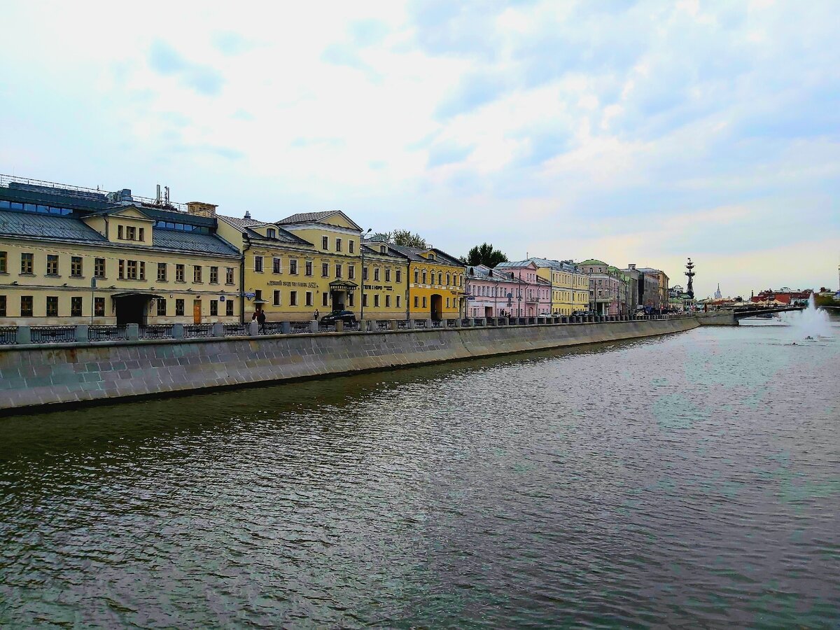 Это точно Москва, а не Петербург? Прогулка по Кадашёвской набережной и  отменённый октоберфест | Beer & Travel | Дзен