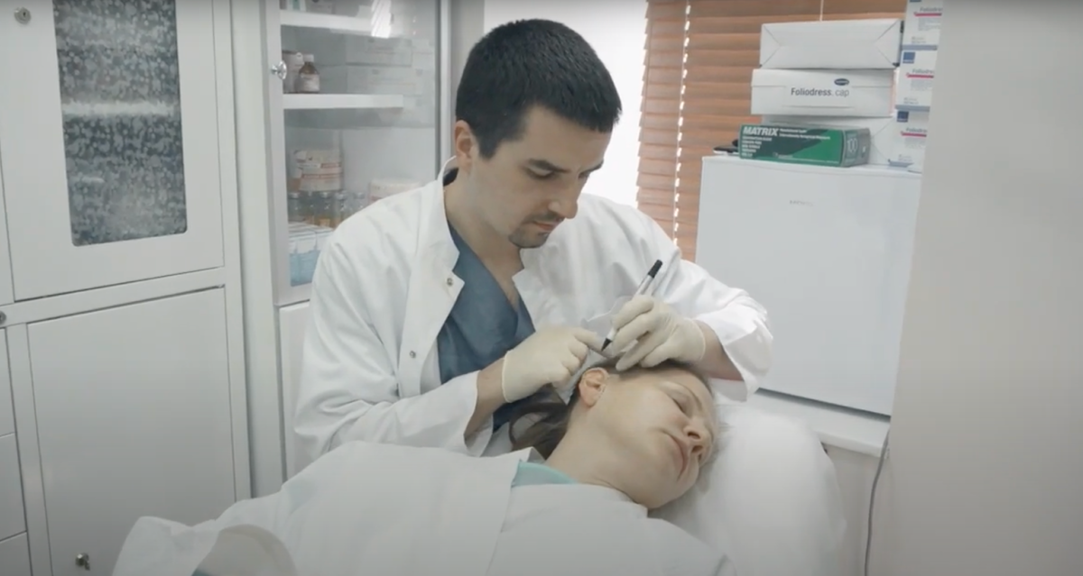 Сергей Сергеевич Дерновой производит разметку перед операцией.