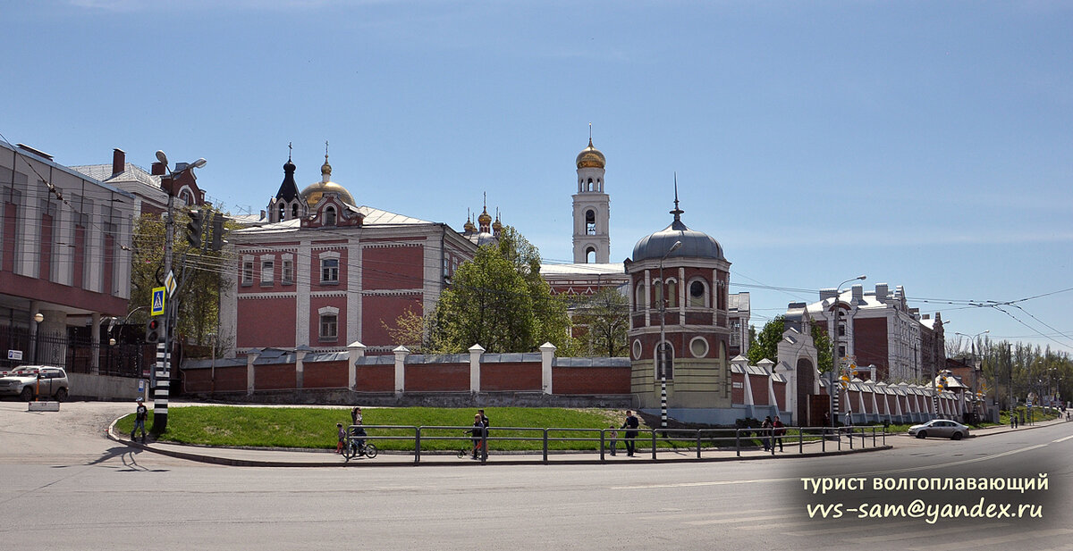  Вправо, в сторону Вилоновской улицы, уходит Волжский проспект. Фото 09.05.2014.