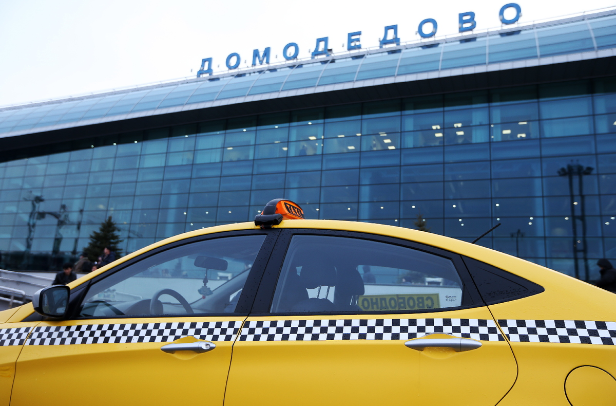 Бесплатный трансфер домодедово. Аэропорт Домодедово такси. Такси около аэропорта Домодедово. Шереметьево-Домодедово такси. Такси в аэропорт Шереметьево.