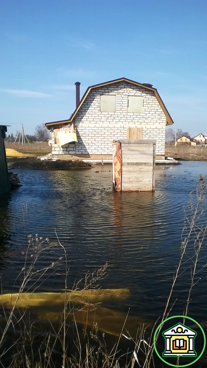 Фотографировал спустя несколько пару дней - вода уже спала сантиметров на тридцать. Листайте, там еще одно фото ->>