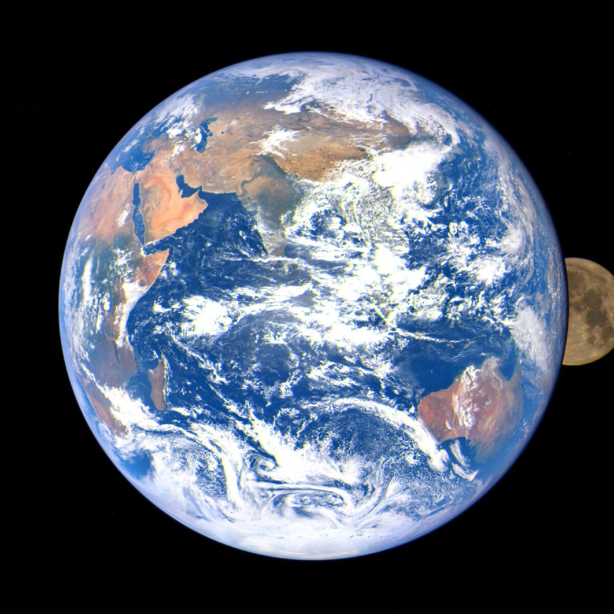 Земля и Луна 2 октября 2020 года, фото NASA