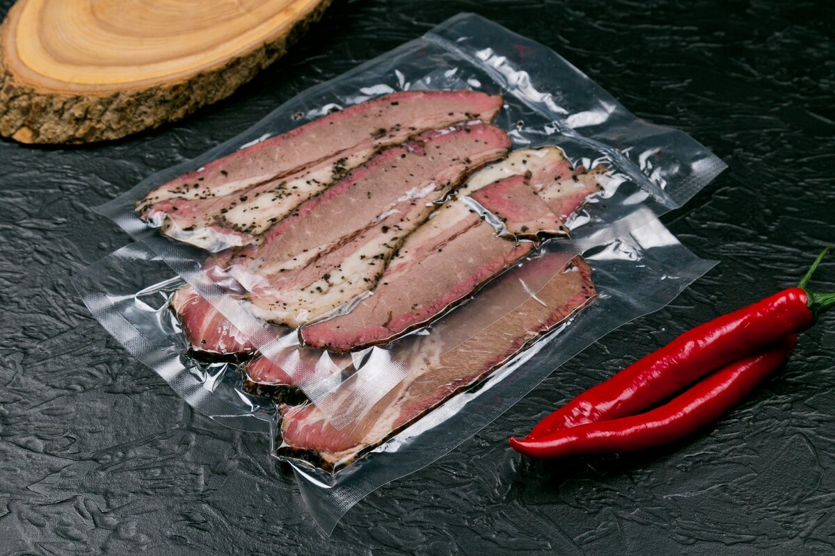 Вакуумированный и нарезанный брискет (говяжья грудинка, копченная в течение 18-ти часов на ольховых дровах). 