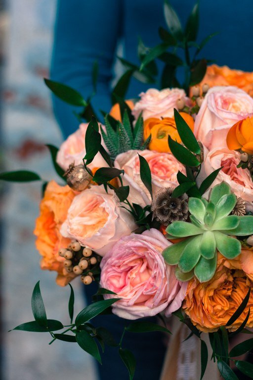 Свадебный букет из разных сортов пионовидных роз