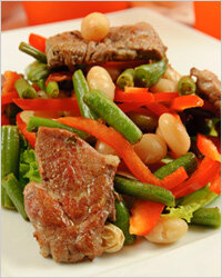 Увлечение Стрельцов кулинарией начинается неожиданно. В детстве и юности они воспринимают еду как топливо и не придают значения разнообразию своего рациона. Можно сказать, что они неприхотливы и аскетичны. Многие Стрельцы имеют четко ограниченный набор продуктов, которые они едят. Эта разборчивость, с одной стороны, очень удобна: зная список любимых продуктов, Стрельцу легко угодить. Но с другой стороны, попадая в новое окружение, когда привычных продуктов нет, Стрелец рискует остаться голодным.