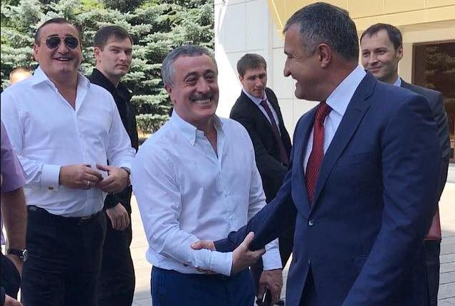 Анатолий Бибилов и Арсен Фадзаев жмут руки