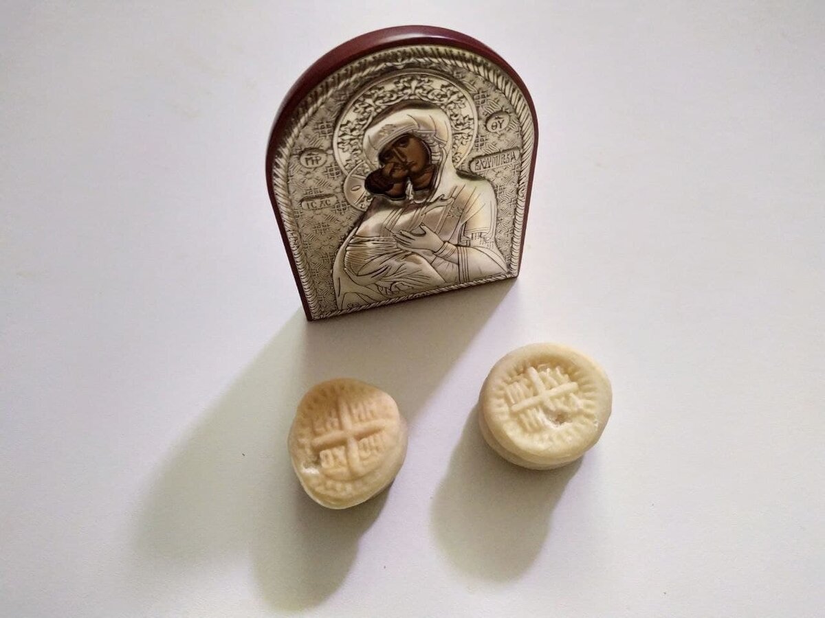 Сверху этой церковной выпечки можно видеть Христову печать