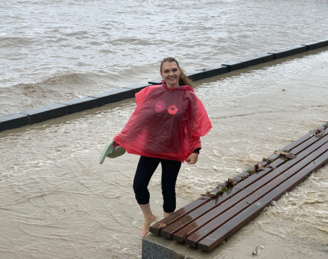 Гуляю на набережной Ялты в разгар схода селевых потоков. Вес 73 кг.