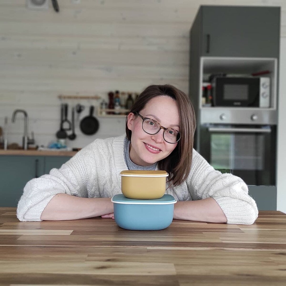 За столом очень легко скрывать живот)