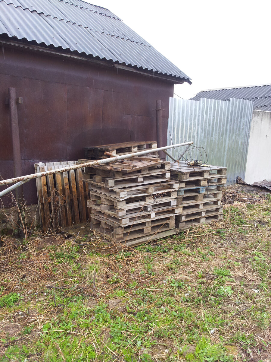 Чего у нас только не было там - и паллеты в том числе.