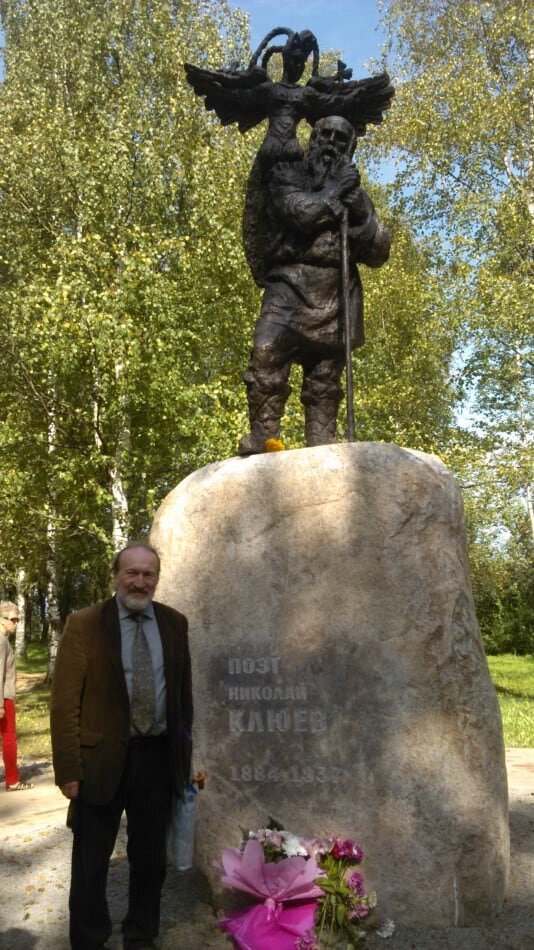 Скульптор Сергей Алипов возле памятника Николаю Клюеву. Фото Дмитрия Москина