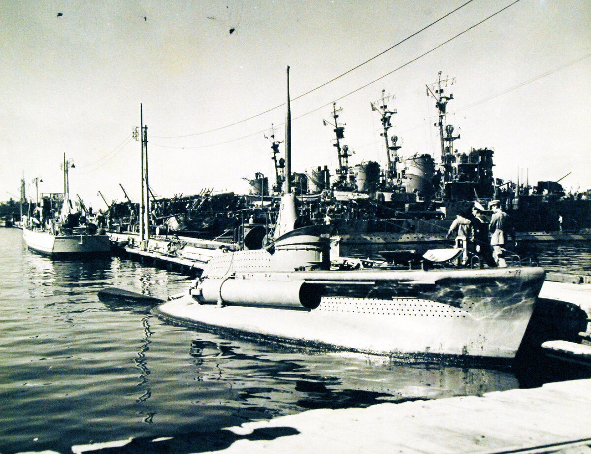 Итальянская СМПЛ типа СВ в Таранто. 17 ноября 1943 г. (Фото ВМС США из собрания Национального управления архивов и документации США)