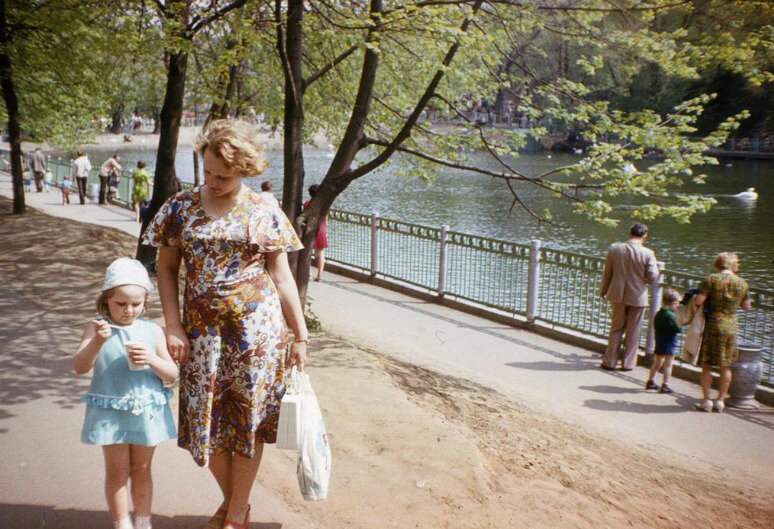Мать и дочка возле пруда Московского зоопарка, 1976 год. Фото взято из открытых источников: soviet-postcards.com