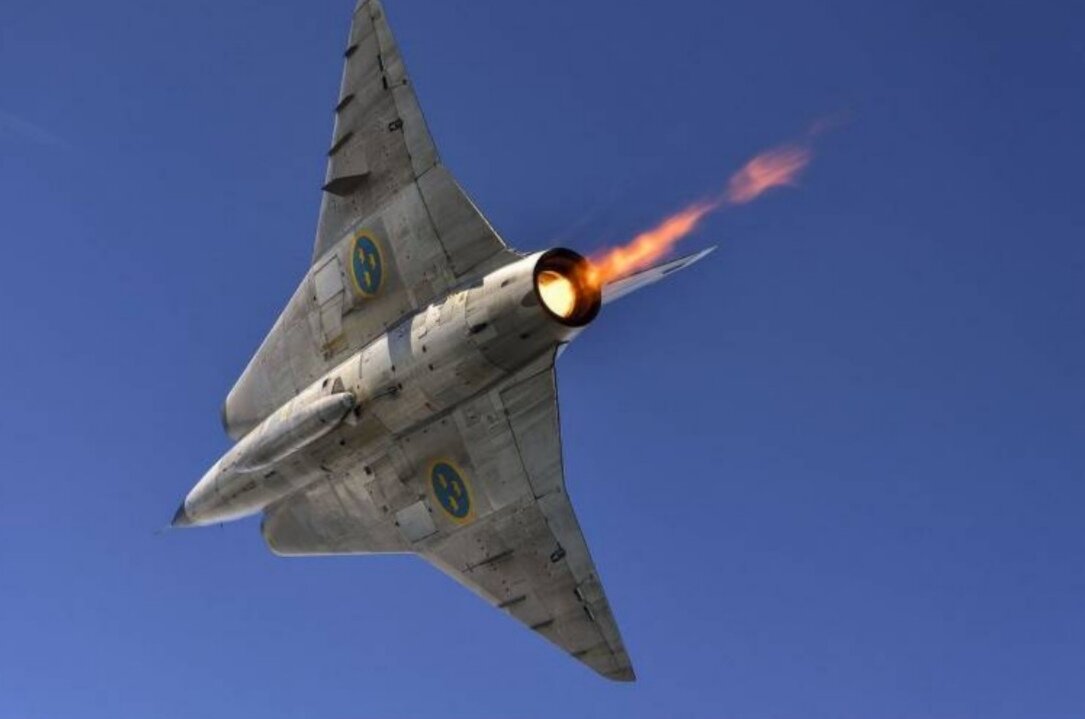 С этого ракурса шведский истребитель Saab J-35 "Draken" выглядит особеннно эпично. Фото ВВС Швеции