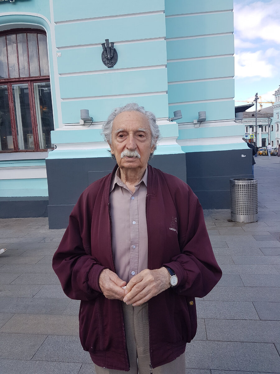 Аркадий Кац у белорусского вокзала в Москве, где он проживает неподалеку. Фото автора