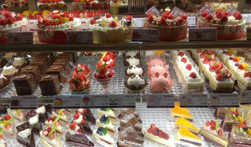 Сейчас я уже  относительно спокойна около вот таких витрин, могу просто постоять,поразглядывать и уйти без покупки