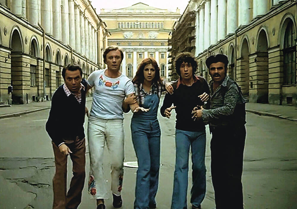 А вы заметили забавную закономерность. Столько лет прошло, а строительные леса всё на том же месте) Шутка конечно же, но стабильность пугающая.