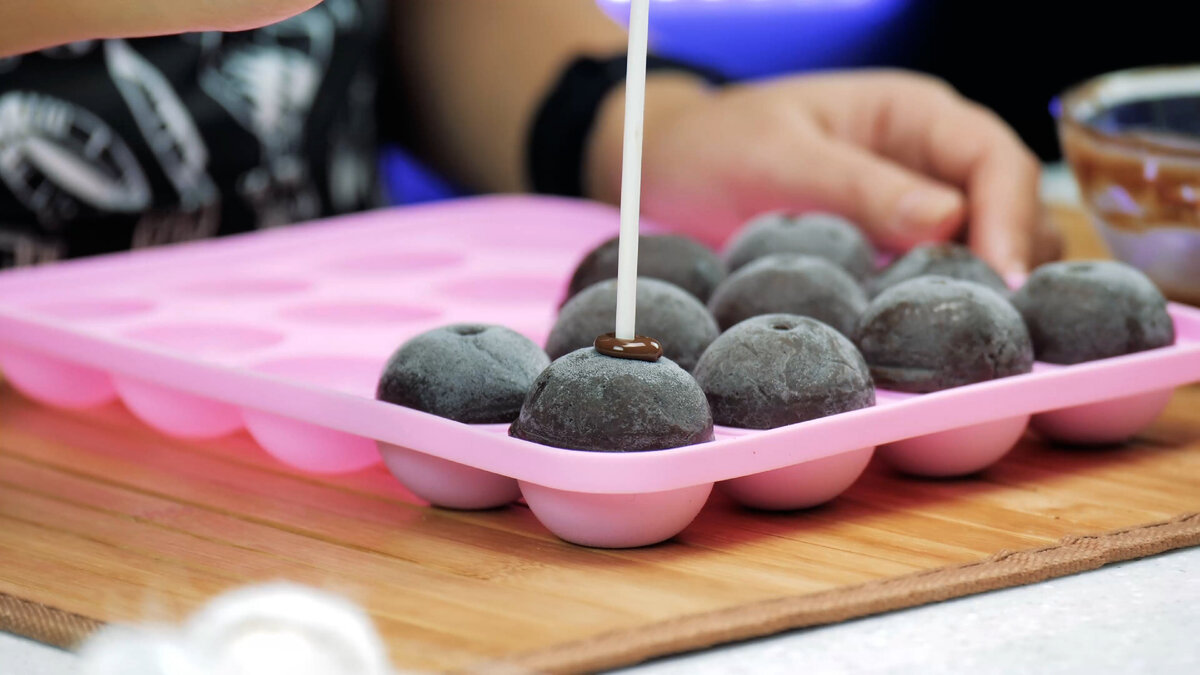 КЕЙК-ПОПСЫ шоколадные с вареной сгущенкой. Chocolate cake-pops. | Фудблогер  Готовим с ВаМи | Дзен