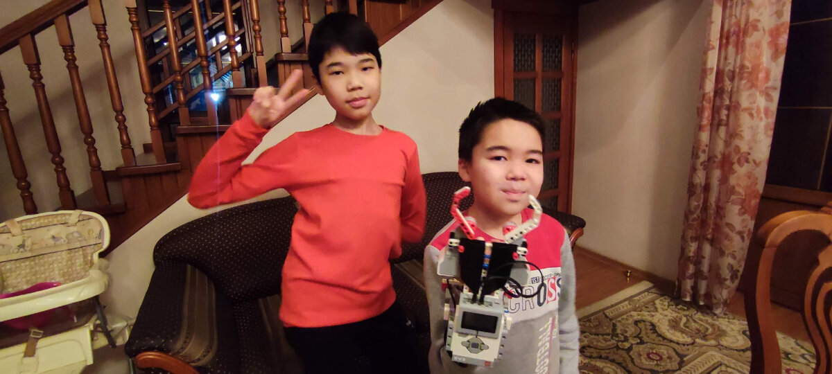 Простейшая робо-рука была собрана в первый же вечер детьми