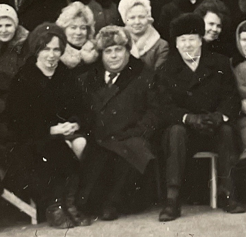 Вырезка из общего фото. На ней (в центре) Б.Г. Корякин, директор института