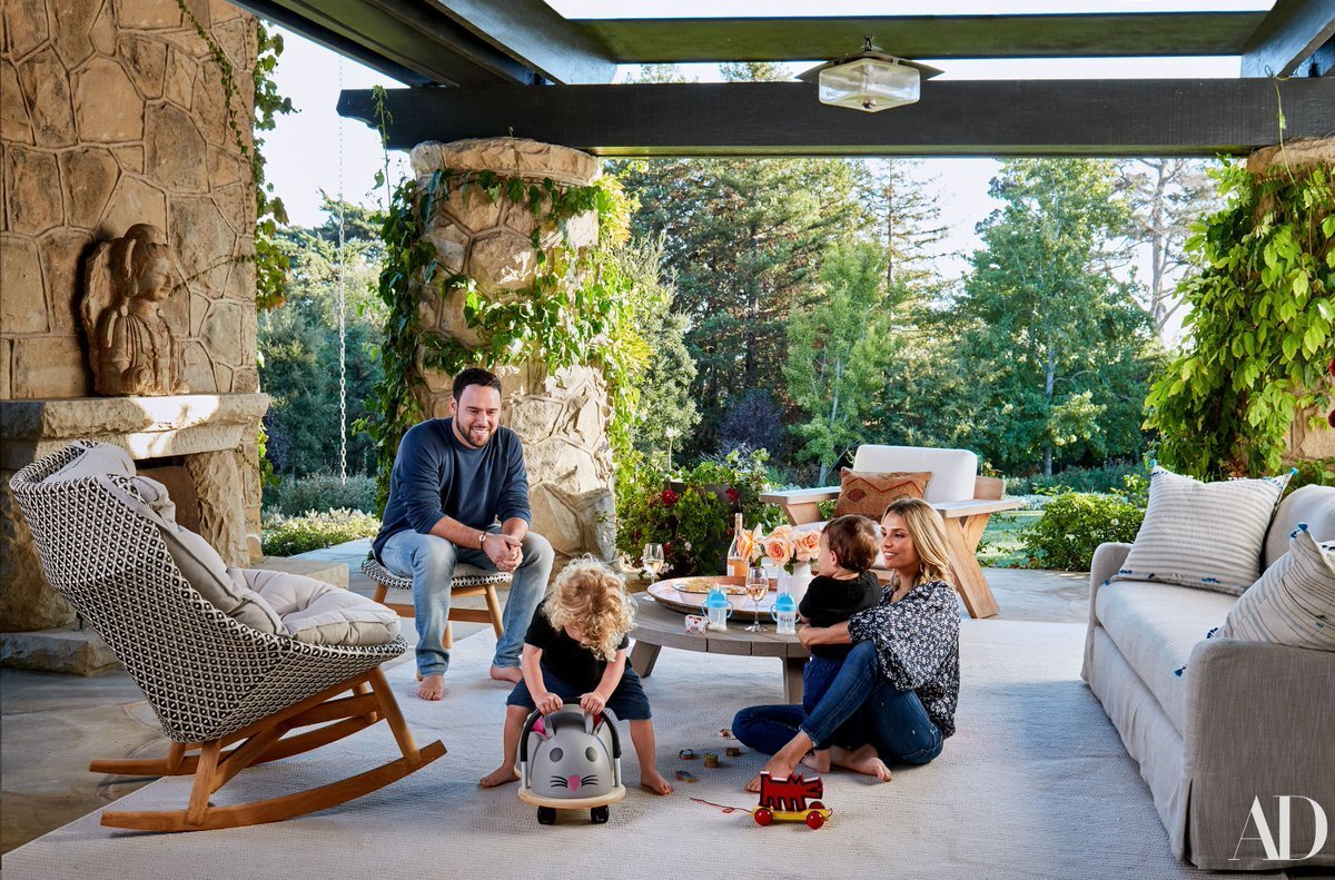 Ева и мама играют и строят дома