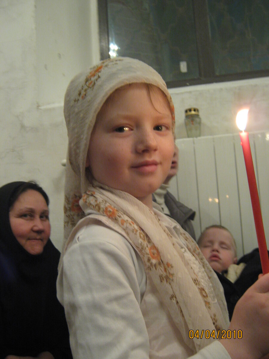  Пасха 2010. На переднем плане Женечка, на заднем плане Лёша