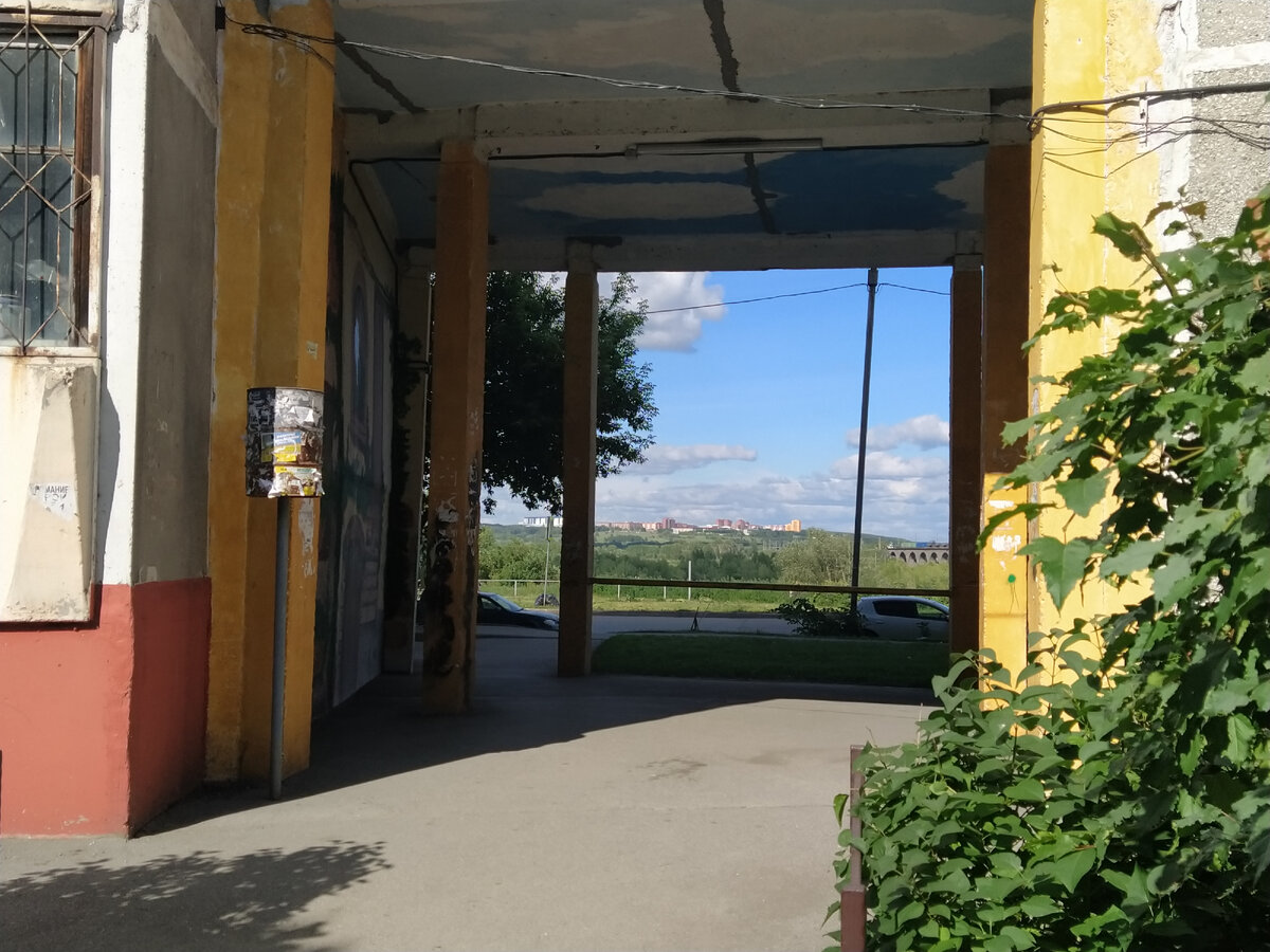 Край света (железнодорожный мост справа)