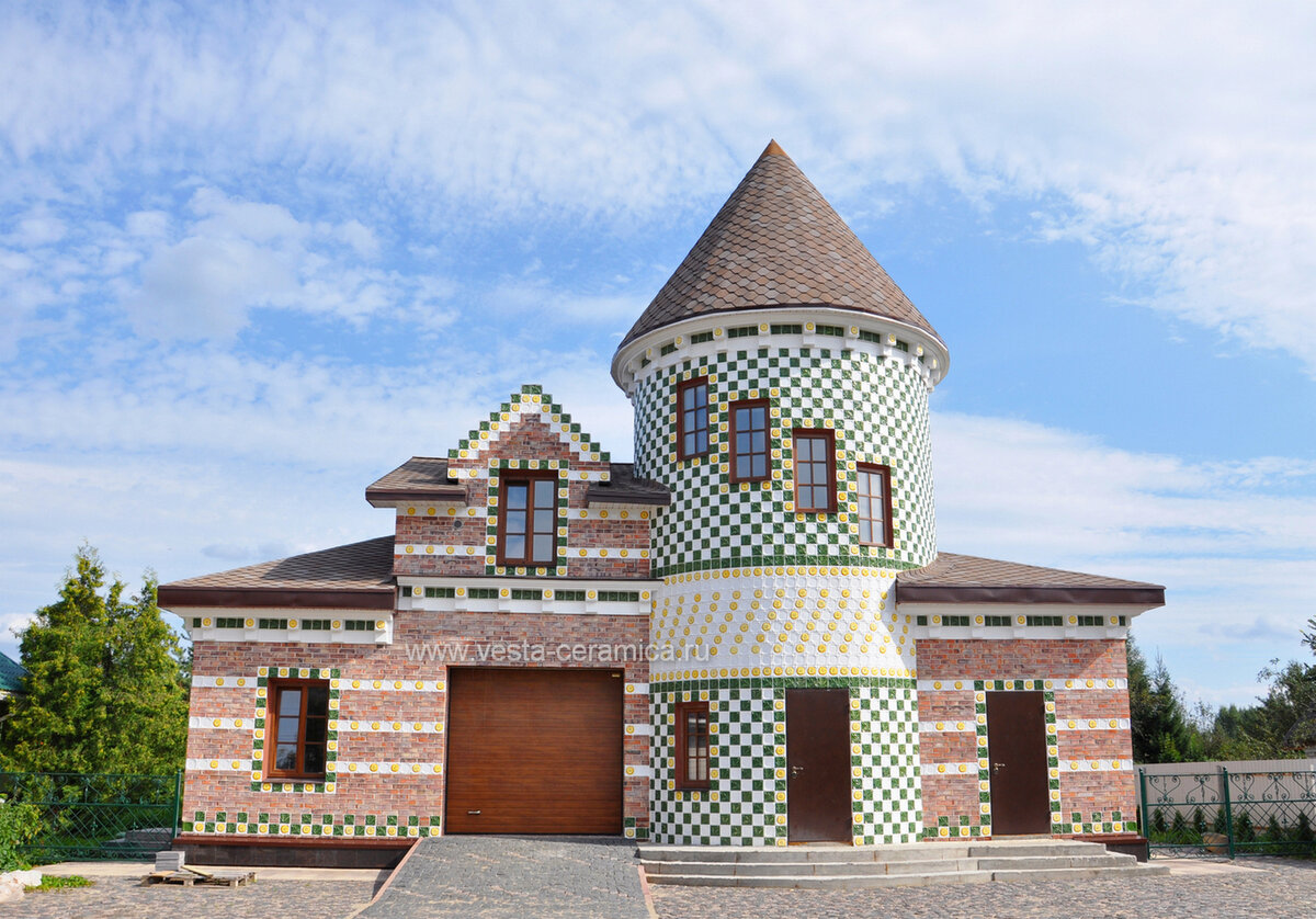 Изразцы ручной работы в отделке фасада загородного дома. Производитель изразцов - "Веста-керамика".