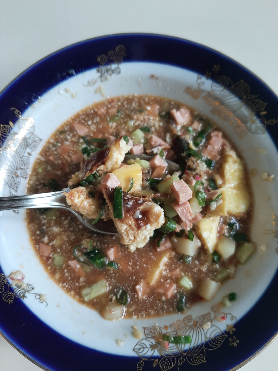 И рыба, и мясо, и омлет - всё смешалось в окрошке.. но это очень вкусно, попробуйте.