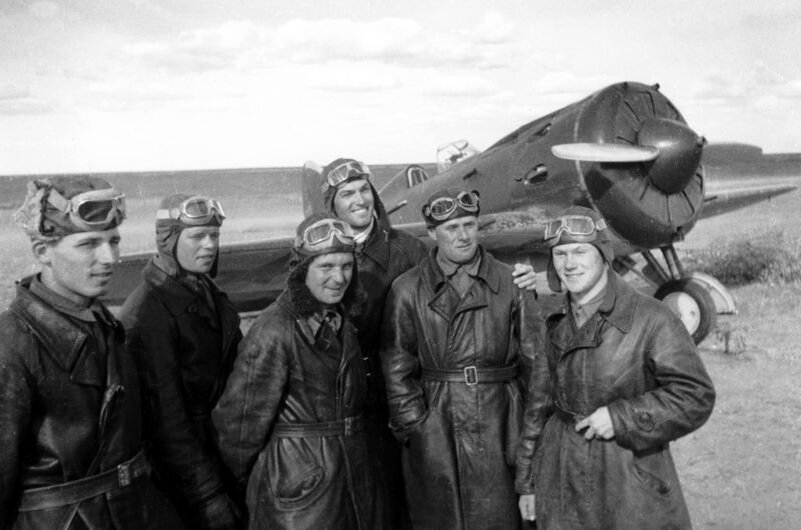 Обычные лица, необычная работа. Лётчики-истребители в лётном обмундировании. Слева направо: лейтенанты И.В. Шпаковский, М.В. Кадников, А.П. Павленко, капитан И.Ф. Подгорный, лейтенанты Л.Ф. Лычев, П.И. Спирин.