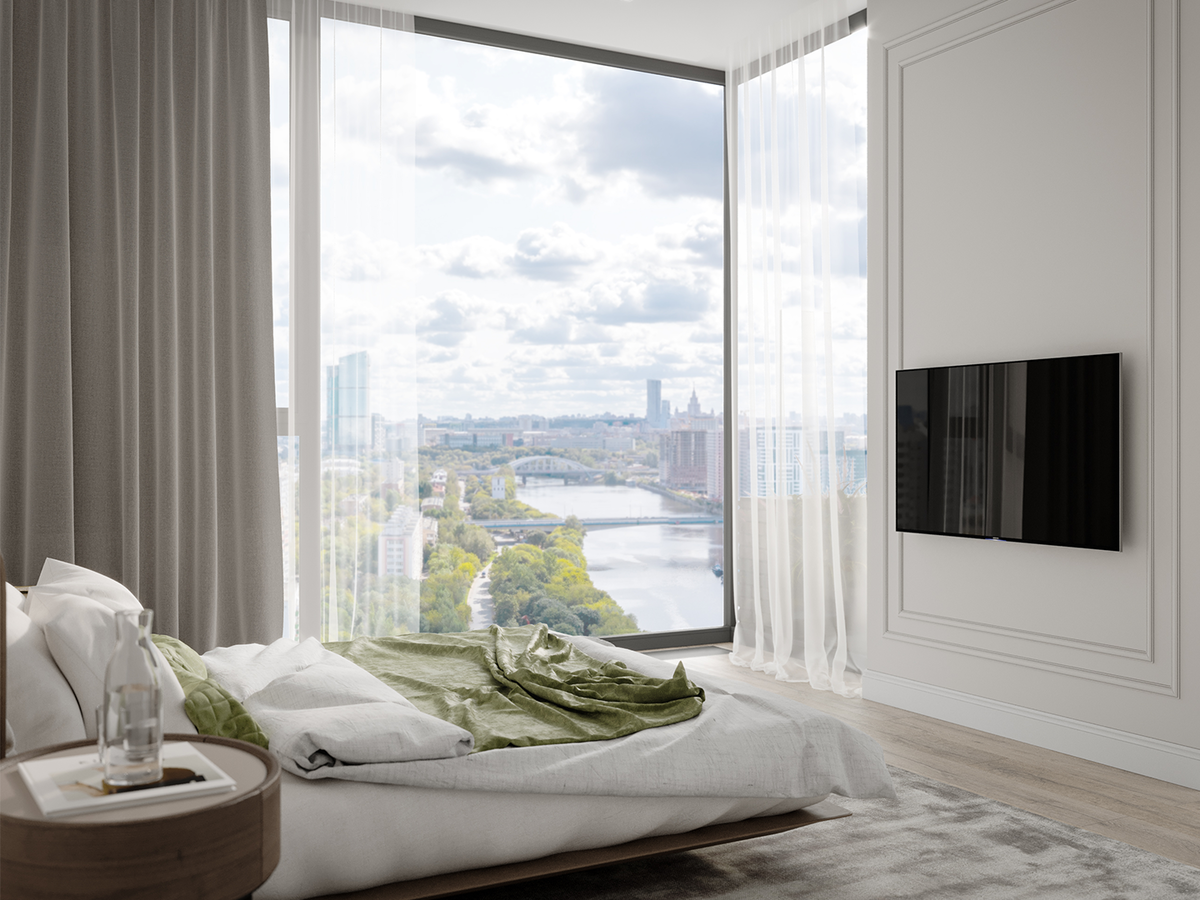 Просторная спальня с увеличенными окнами.